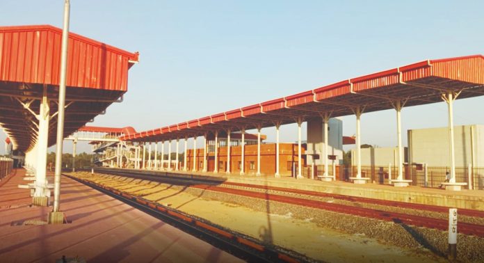 লোহাগাড়া রেলওয়ে স্টেশনে থামছে না ট্রেন: স্থানীয়দের ক্ষোভ