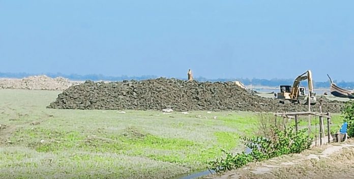বাঁশখালীতে অধিগ্রহণ ছাড়াই ব্যক্তি মালিকানাধীন জায়গায় বাঁধ নির্মাণের অভিযোগ, উত্তেজনা