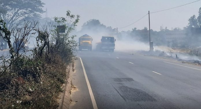 মীরসরাই-বারইয়ারহাটে ডাম্পিং স্টেশন নেই: মহাসড়কে বর্জ্যের স্তূপ, বাড়ছে জনদুর্ভোগ ও দুর্ঘটনা