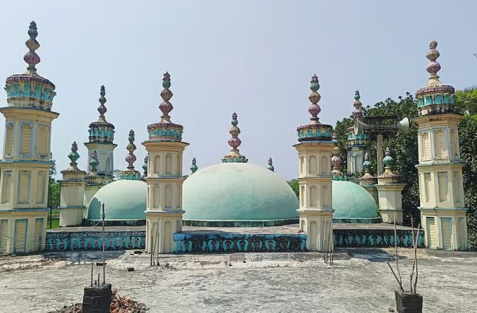 সাতকানিয়ার ঐতিহ্যবাহী দারোগা মসজিদ: কালের সাক্ষী হয়ে দাঁড়িয়ে একটি স্থাপত্য