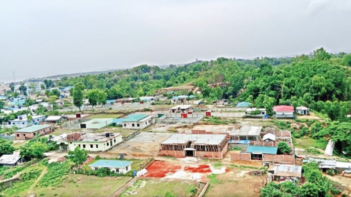 কক্সবাজার শহরের কলাতলী এলাকায় সরকারি কর্মচারীদের আবাসন প্রকল্প। সরকারের কাছে বরাদ্দ নিয়ে পাহাড়-বনভূমি উজাড় করে নির্মাণ করা হচ্ছে স্থাপনা।