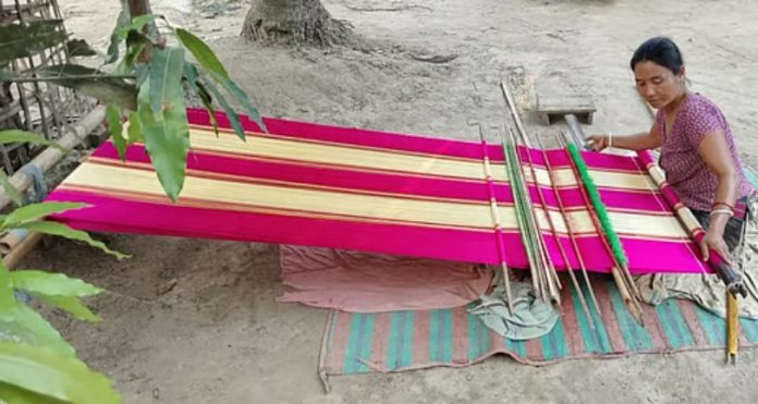 বৈসাবি উৎসব সামনে রেখে পাহাড়ে কোমর তাঁতের ব্যস্ততা