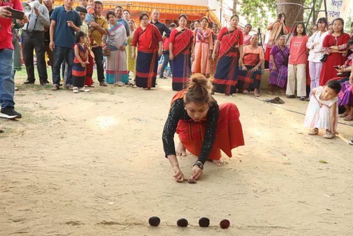 ঐতিহ্যবাহী ঘিলা খেলায় উচ্ছ্বসিত পাহাড়ি তরুণীরা। ছবিটি রাঙামাটি ক্ষুদ্র নৃগোষ্ঠী সাংস্কৃতিক ইনস্টিটিউট প্রাঙ্গণে আয়োজিত সাম্প্রতিক বিজু, সাংগ্রাই, বিষু, বৈসুক ও বিহু মেলা থেকে তোলা।