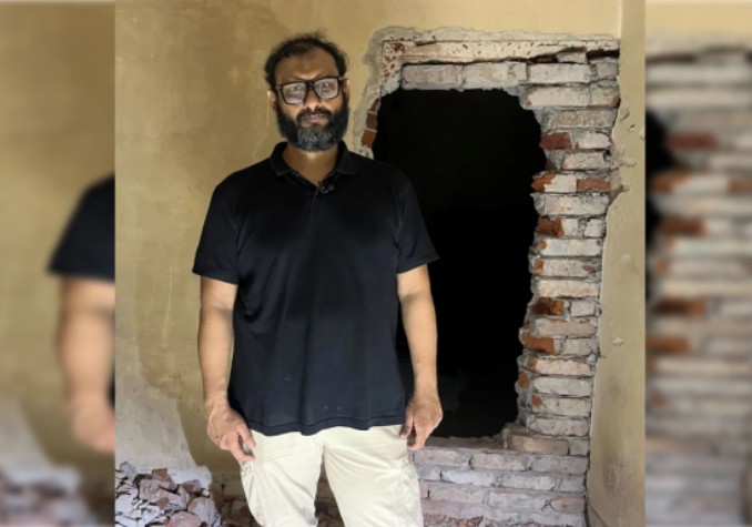 গোপন বন্দিশালার (আয়নাঘর) সামনে মীর আহমেদ বিন কাসেম। ছবি: বিবিসি