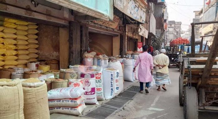 নানা সংকটে ছোট হচ্ছে চাক্তাই-খাতুনগঞ্জের বাজার, ওজন স্কেলকে দুষছেন ব্যবসায়ীরা