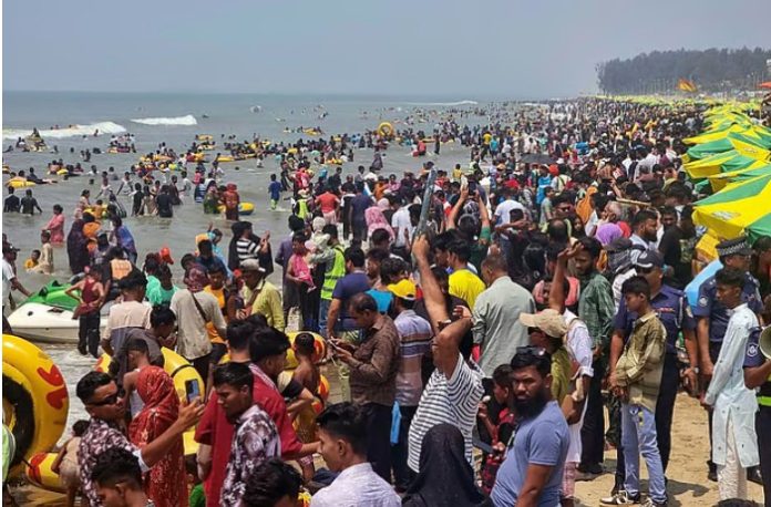 তিন দিনের ছুটি: কক্সবাজারে ৫ লাখ পর্যটকের ভিড়, বাসের চাপে যানজট
