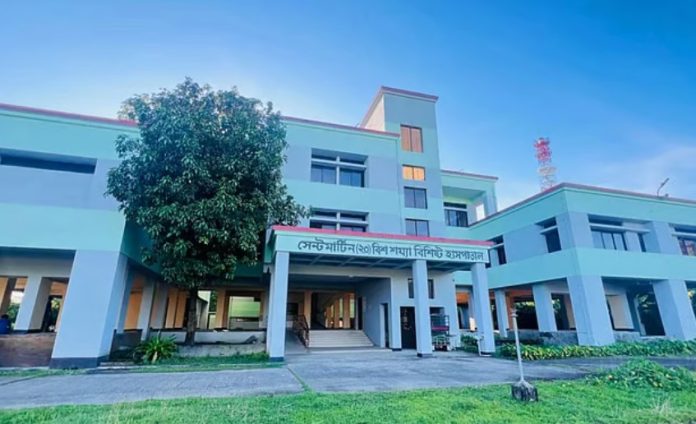 সেন্ট মার্টিনে ২০ শয্যার হাসপাতাল শুধু কাগজেই, রোগী দেখেন অফিস সহায়ক