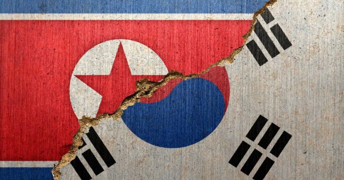 বিস্মৃত এক যুদ্ধক্ষেত্র: যেভাবে কে-পপ আর ইউএসবি স্টিক কাঁপাচ্ছে কিমের লৌহ প্রাচীর