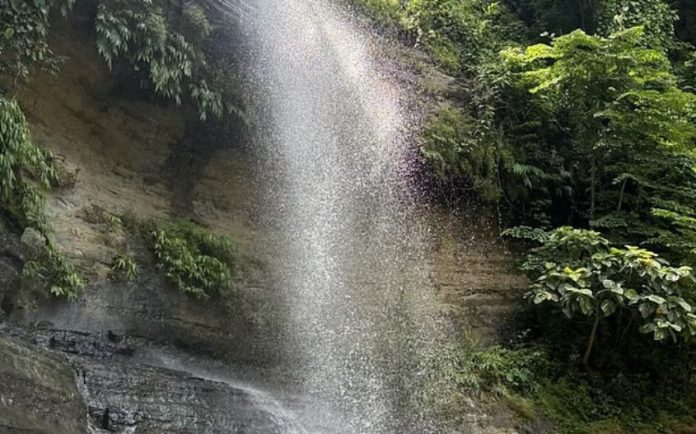 রাঙামাটির সাগরবান্ধা ঝরনা।