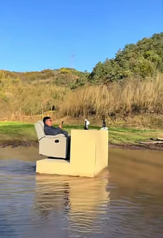 নিজের তৈরি একটি উভচর গাড়িতে শুয়ে আছেন গু ইউপেংছবি: সিল্ক, টি অ্যান্ড টেরাকোটা নামের এক্স অ্যাকাউন্টের ভিডিও থেকে