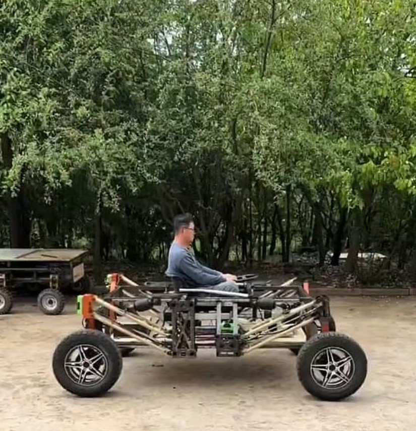 নতুন একটি গাড়ি চালিয়ে পরীক্ষা করে দেখেছেন গু ইউপেংছবি: সিল্ক, টি অ্যান্ড টেরাকোটা নামের এক্স অ্যাকাউন্টের ভিডিও থেকে