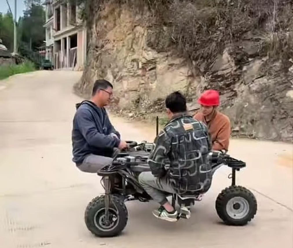 নিজের তৈরি একটি গাড়িতে দুজনের সঙ্গে নাশতা করছেন গু ইউপেংছবি: সিল্ক, টি অ্যান্ড টেরাকোটা নামের এক্স অ্যাকাউন্টের ভিডিও থেকে