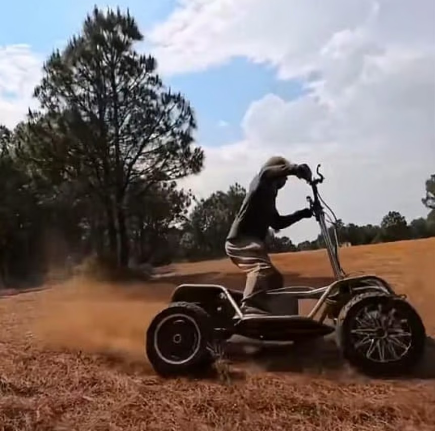  নিজের একটি গাড়ির পরীক্ষা চালাচ্ছেন গু ইউপেংছবি: সিল্ক, টি অ্যান্ড টেরাকোটা নামের এক্স অ্যাকাউন্টের ভিডিও থেকে