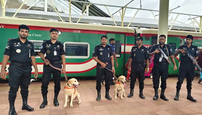 কক্সবাজার রেলস্টেশনে র‍্যাবের দল। ছবি: র‍্যাবের সৌজন্যে