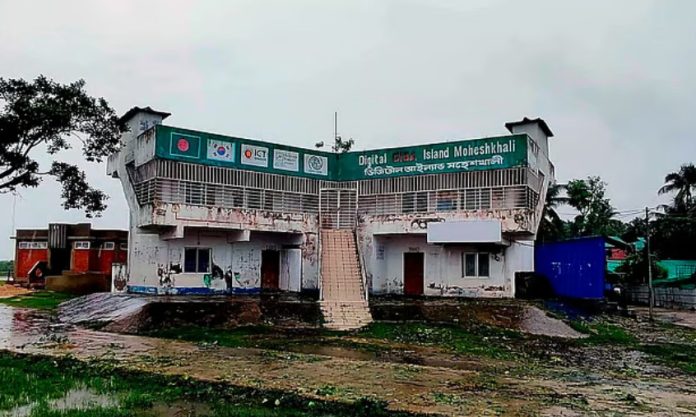 কক্সবাজারের মহেশখালীর পৌরসভার গোরকঘাটায় বন্ধ অবস্থায় পড়ে আছে ‘ডিজিটাল আইল্যান্ড’ প্রকল্পের আইসিটি ভবন। সম্প্রতি তোলা